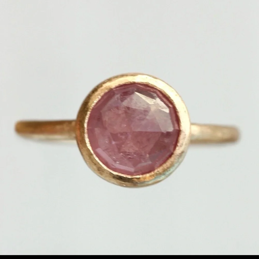 18k Gold Pink Sapphire Ring - Picture 2 of 8
